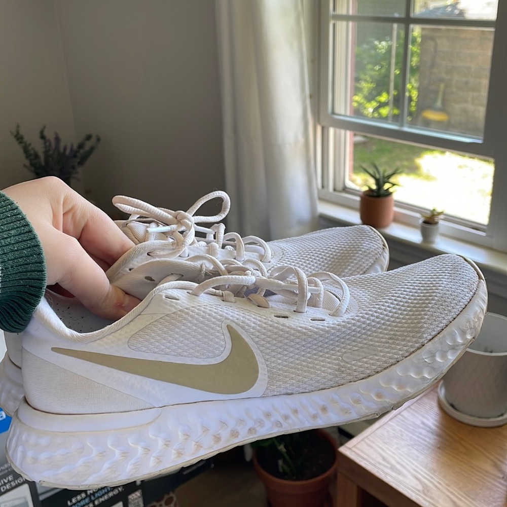 BOGO🌟nike white running sneakers